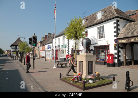 Einen Überblick über das Kriegerdenkmal in kleinen Wiltshire Dorf von Royal Wootton Bassett, England, Großbritannien. Stockfoto