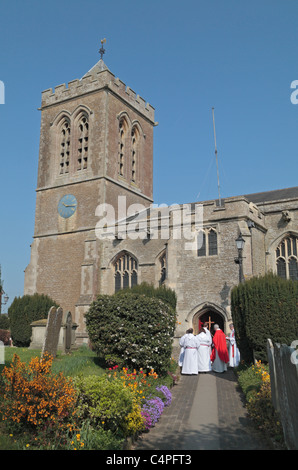 Pfarrer und jungen Bartholomäus und Allerheiligen Kirche in Royal Wootton Bassett, Wiltshire, England, UK betreten zu ändern. Stockfoto