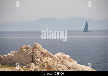 Schwarz segelten-Yacht in das Ägäische Meer die Kykladen Insel Milos Stockfoto