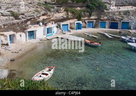 Bunt bemalte Türen der Bootshäuser in der Fischerei Dorf von Mandrakia, Milos, Kykladen, Griechenland Stockfoto