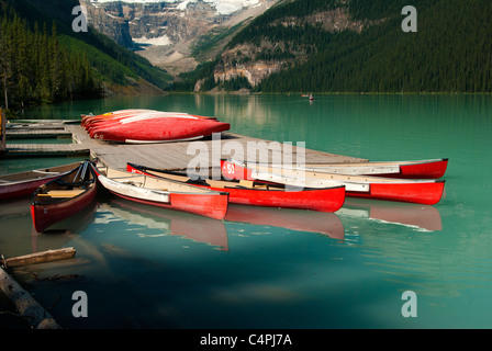 Roten Kanus aufgereiht auf Bootsverleih andocken, Moraine Lake, Lake Louise, Alberta, Kanada Stockfoto