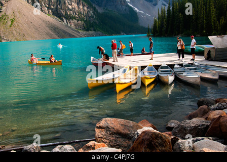 Touristen, die Vermietung von Kanus auf Moraine Lake im Valley of the Ten Peaks, Alberta, Kanada Stockfoto