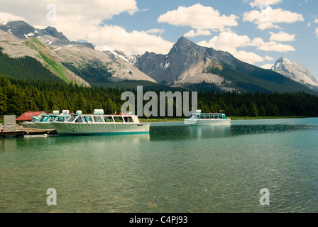 Ausflugsboot kommt im Dock nach Reise am Maligne Lake, Jasper Nationalpark, Alberta, Kanada Stockfoto