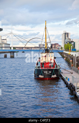 Der Dampf leichter VIC 32 festgemacht am Pacific Quay auf dem Fluss Clyde mit Glocken-Brücke und der Glasgow-Bogen im Hintergrund. Stockfoto