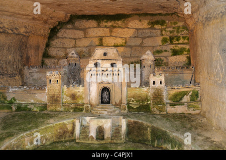 Skulptur des Port-Mahon Forts geschnitzt in den Wänden der Katakomben von Paris Stockfoto