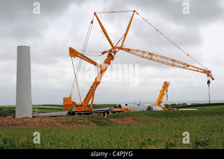 Windkraftanlage Bau erwartet. Kran positioniert für den Einsatz. Fullabrook Wind Farm North Devon. Stockfoto