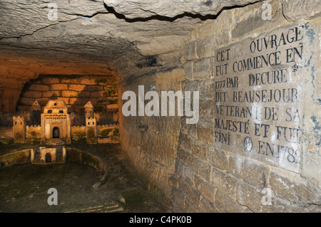 Skulptur des Port-Mahon Forts geschnitzt in den Wänden der Katakomben von Paris Stockfoto