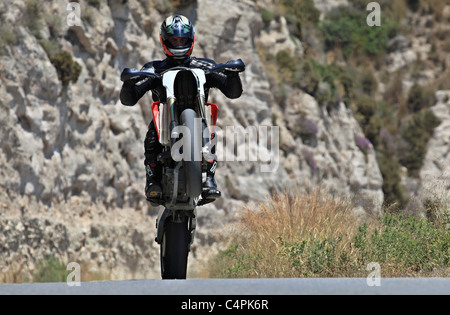 Mann tut einen Wheelie mit seinem Motorrad Rennen in Kefalos Kos Griechenland Stockfoto