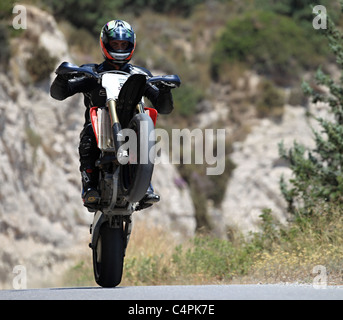 Mann tut einen Wheelie mit seinem Motorrad Rennen in Kefalos Kos Griechenland Stockfoto