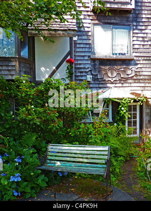 Verwitterte Zeder Bank vor alten Hütte, Cannon Beach, Oregon, USA Stockfoto