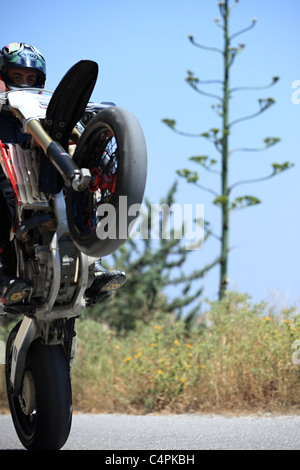 Mann tut einen Wheelie mit seinem Motorrad Rennen in Kefalos Kos Griechenland Stockfoto