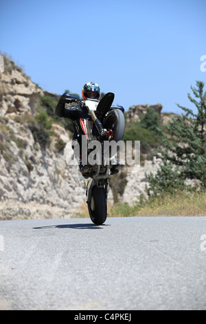 Mann tut einen Wheelie mit seinem Motorrad Rennen in Kefalos Kos Griechenland Stockfoto