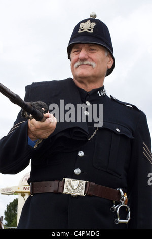 Britischer Polizist   kostümiert Reenactor  Events und Konkurrenten auf der Cheshire Spiel & Land Messe zeigen, Knutsford, UK Stockfoto