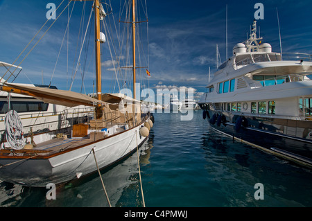 Luxus-Motoryachten ankern in Puerto Portals Marina Portals Nous Palma de Mallorca Balearen Spanien Stockfoto