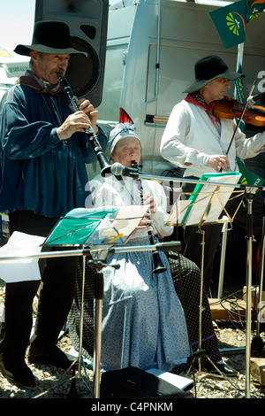 Traditionell kostümierten Musiker in Lozère-Folklore-Gruppe führen zu einem ländlichen fête Stockfoto