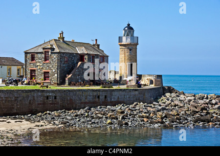 Der alte Leuchtturm am Eingang zum Hafen von Portpatrick in Dumfries & Galloway Schottland mit dem Leuchtturm Keramik links. Stockfoto