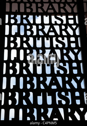 Die Worte British Library wie oben die Library in London Euston Road Eingang gesehen. Stockfoto