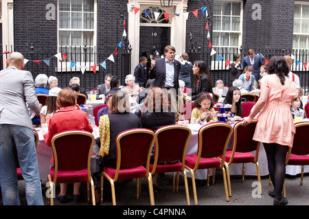 Premierminister David Cameron und seine Frau Samatha Hosten einer königlichen Hochzeit Straße Partei außerhalb Nummer 10 Downing Street. Stockfoto