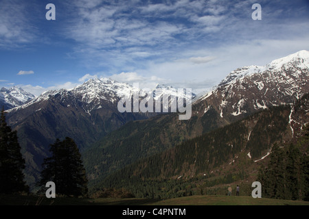 Schneebedeckte Berge und Täler des Himalaya in Sarpass trek Stockfoto