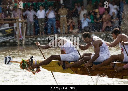 Ruderer während der jährlichen Nehru Trophy Boat Race in Trivandrum, Kerala. Stockfoto