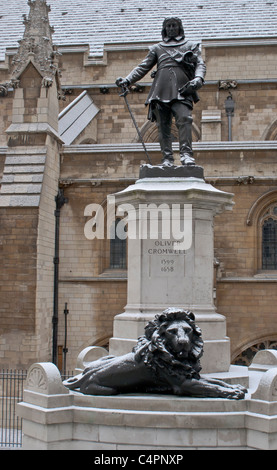 Eine Statue von Oliver Cromwell außerhalb der Houses of Parliament in London Stockfoto