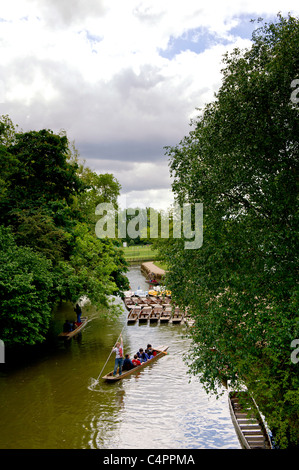 Punts und Bootfahren auf dem Fluss Cherwell in der Nähe von Magdalen Bridge in Oxford; Boote Nahe Magdalen Brücke Stockfoto