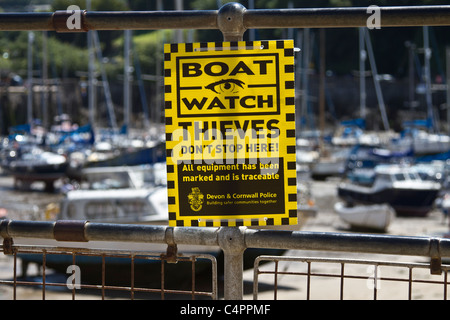 Devon & Cornwall Polizei Gelb Kriminalprävention unterzeichnen. Warnung Watch Boot Diebe in Ifracombe Hafen, Devon, UK abzuhalten Stockfoto