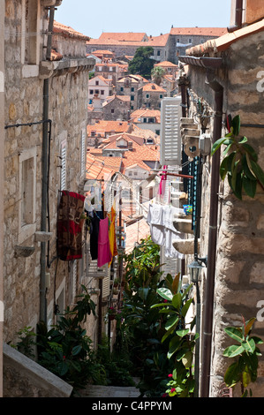 Gasse mit Wasch- und Dächer im Hintergrund, Dubrovnik, Kroatien Stockfoto