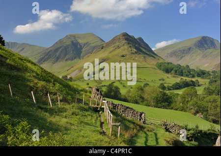 Umfang Ende erhebt sich aus dem Newlands Tal mit Hindscarth & Robinson über Stockfoto