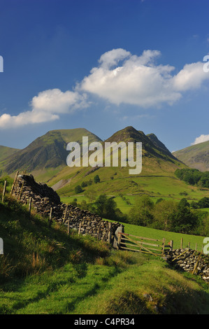 Umfang Ende erhebt sich aus dem Newlands Tal mit Hindscarth über Stockfoto