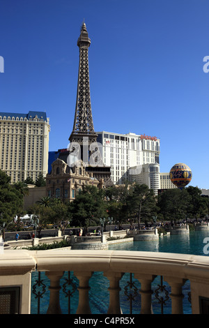 Blick auf Las Vegas Strip zeigt das Wasser vor dem Bellagio Hotel und den Eiffelturm von Paris Las Vegas Stockfoto