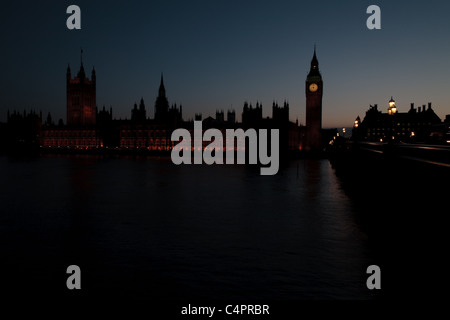 Eine untergehende Sonne Silhouetten der Houses of Parliament und Big Ben in London, England. Stockfoto