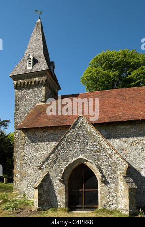 Kirche St. Leonard in der kleinen Ortschaft South Stoke auf den Fluss Arun nördlich von Arundel, West Sussex. Stockfoto