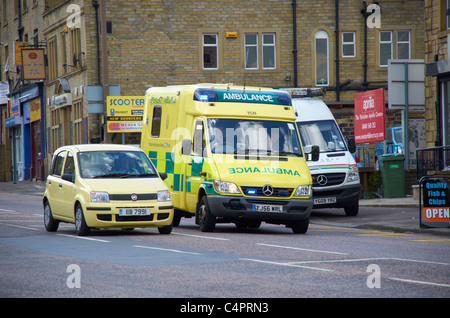 Ambulanz, die Teilnahme an einem Notfall in Huddersfield, West Yorkshire. Stockfoto