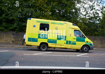 Ambulanz, die Teilnahme an einem Notfall in Huddersfield, West Yorkshire. Stockfoto