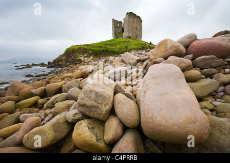 Minard Castle und Felsbrocken am Strand, Minard, County Kerry, Irland (Eire) Stockfoto