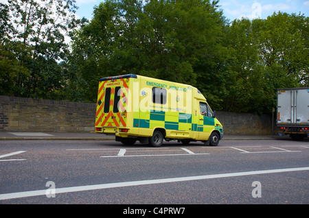 Ambulanz, die Teilnahme an einem Notfall in Huddersfield, West Yorkshire. Stockfoto