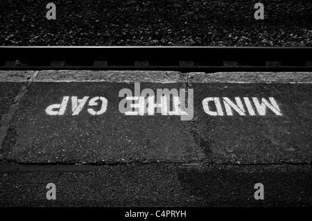 "Mind The Gap", geschrieben am Bahnsteig. Stockfoto