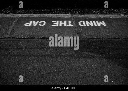 "Mind The Gap", geschrieben am Bahnsteig. Stockfoto