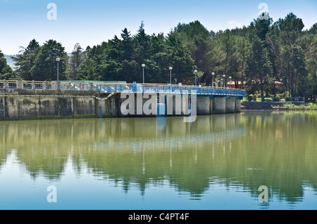 Lago San Giuliano Stausee in der Nähe von Matera, eine World Wildlife Fund "Oase" künstlichen aus ein kleiner Natursee. Der Staudamm. Stockfoto