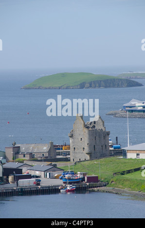 Schottland, Shetland-Inseln, Festland, Scalloway (in der Nähe von Lerwick). Übersicht über Scalloway & Scalloway Castle. Stockfoto
