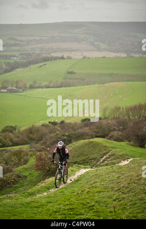 Mountainbiker Jenn Hopkins reitet einen Weg durch die Landschaft, England, Vereinigtes Königreich Stockfoto