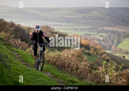 Mountainbiker Jenn Hopkins reitet einen Weg durch die Landschaft, England, Vereinigtes Königreich Stockfoto