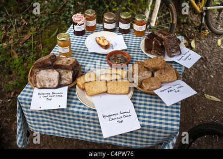 Verschiedene Kuchen und Marmelade zum Kuchenverkauf Stockfoto