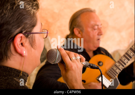 Jazz Musikern live auf der Bühne eines Clubs Stockfoto