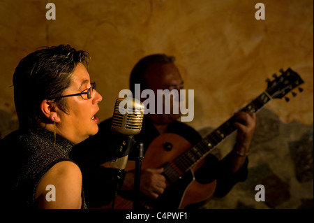 Jazz Musikern live auf der Bühne eines Clubs Stockfoto