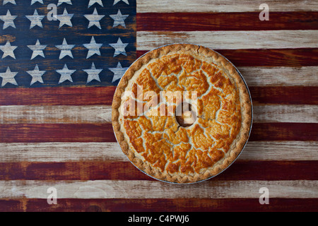 Apfelkuchen auf Volkskunst amerikanische Flagge Stockfoto