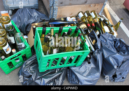 Leere Weinflaschen, die für das Recycling Stockfoto