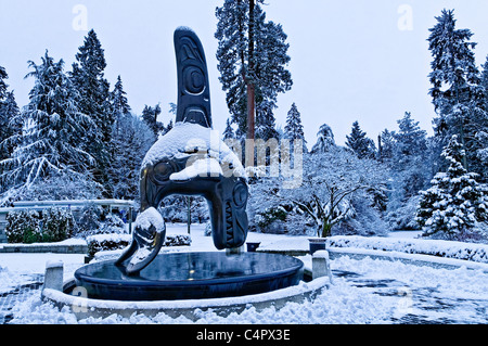 Bill Reids Bronzeskulptur "Chief of the Undersea World" im Winter, außerhalb der Vancouver Aquarium, Stanley Park, Vancouver, Stockfoto