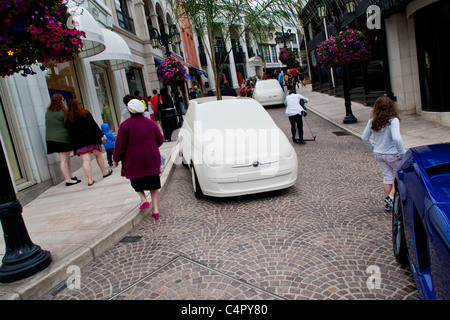 Geschäfte auf über Rodeo aus der Rodeo Drive in Beverly Hills Kalifornien im Jahr 2011 Stockfoto